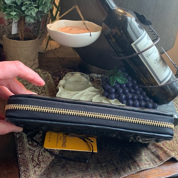 SALE🔥Authentic VALENTINO ROCKSTUDS spikes Quilted leather LG zip around wallet - Picture 14 of 16